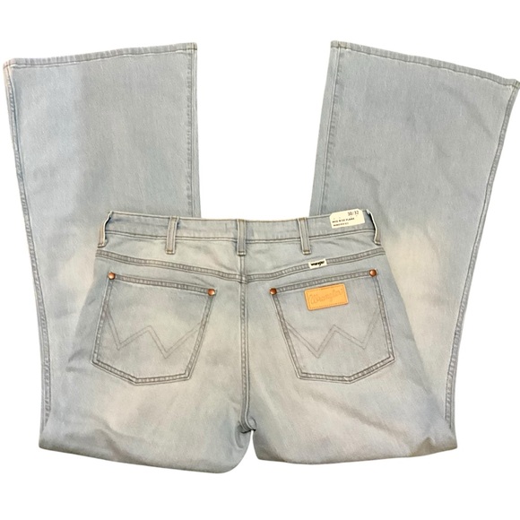 NWT WRANGLER Wanderer Mid Rise Light Wash Flare Jeans - Picture 13 of 15